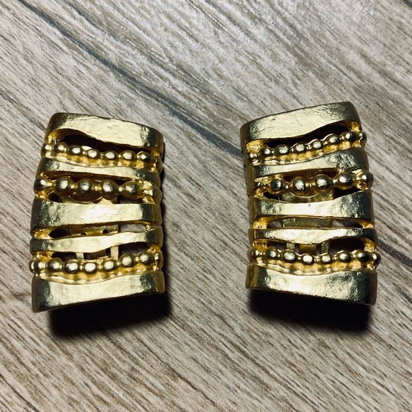 Vintage Gold Tone Stripes & Balls Clip On Earrings Unique Costume Jewelry - Picture 4 of 5